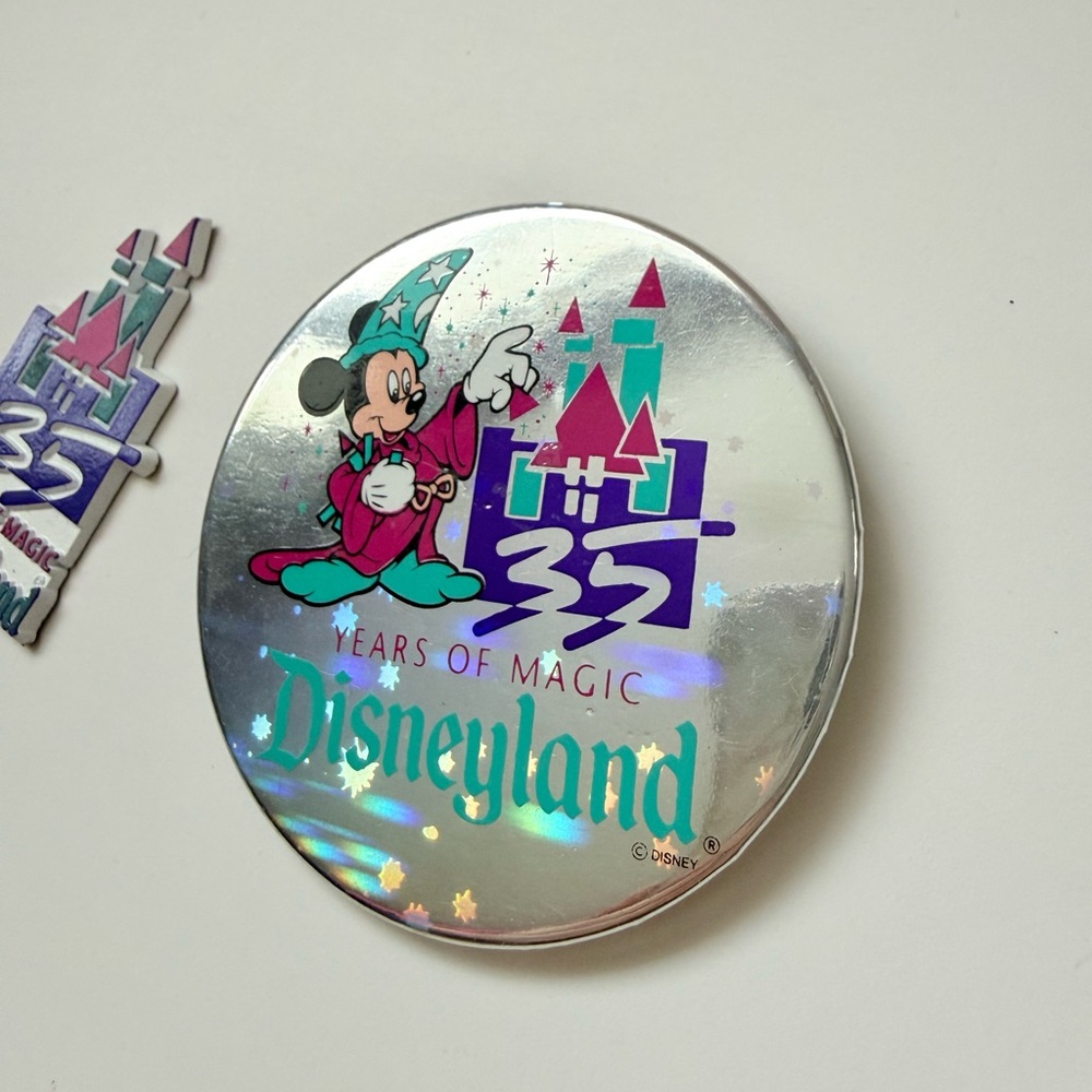 Vintage Disney Lot 35 Years of Magic Disneyland - Holographic Pin Button & more - Picture 2 of 10